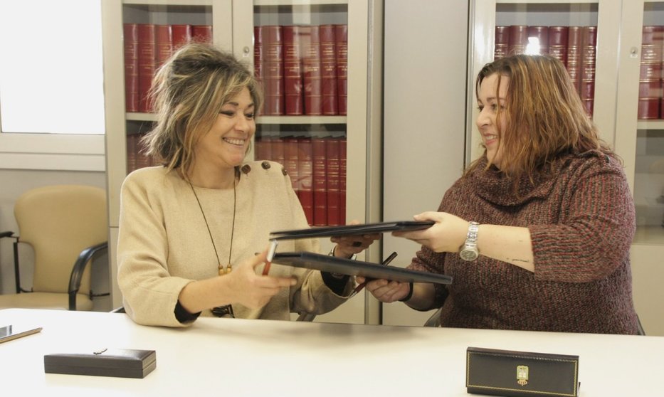 Anxela Franco asina o convenio con Rocío Fraga