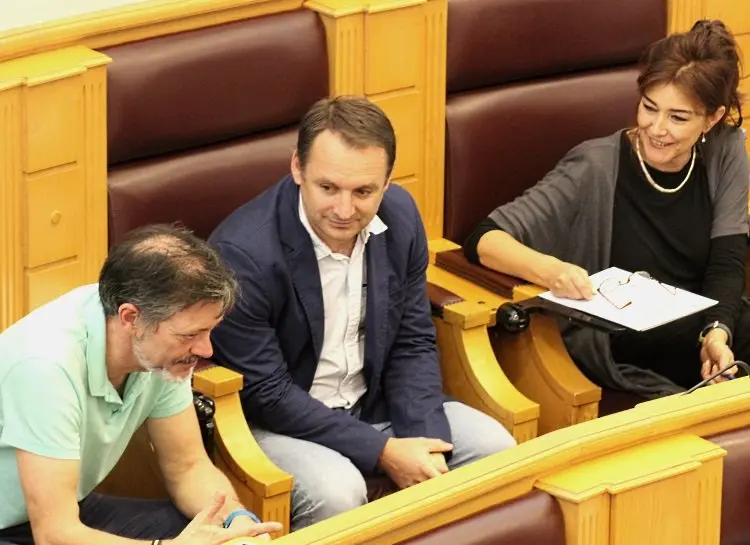 <p>Este venres acord&aacute;ronse achegas a iniciativas tur&iacute;sticas e culturais, como o <strong>Cami&ntilde;o dos Faros</strong>, o<strong> Rel&aacute;xate</strong> en Laxe ou o <strong>Fairway Forum</strong> en Compostela. Por&eacute;m, as iniciativas m&aacute;is not&aacute;beis, nas que o BNG Asembleas Abertas participou xunto aos demais grupos ag&aacute;s o PP foron a demanda ao Parlamento para que a Xunta tome dunha vez a iniciativa para crear entre todos <strong>unha nova pol&iacute;tica para o monte galego</strong>, e tam&eacute;n <strong>o apoio a CUAC FM</strong> diante dun novo ataque &aacute; liberdade de expresi&oacute;n desde os gobernos da dereita.</p>
