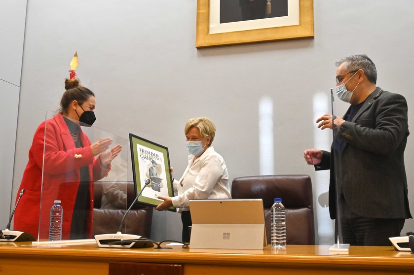 Charlo Varela recibe o cadro de homenaxe de mans de Muíño e de Penas