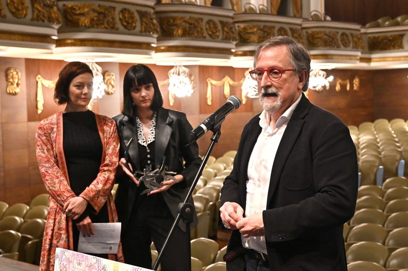 Xurxo Couto, con Carmen Méndez e Lidia Veiga, na presentación da gala no Teatro Colón
