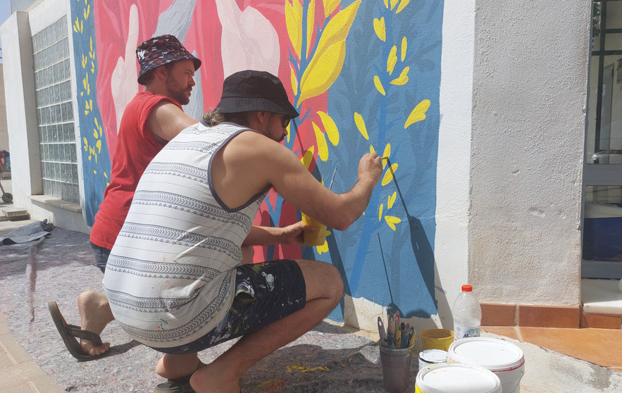 Mou e Sokram, co mural que pintan no marco da feira de Turismo Cultural de Málaga