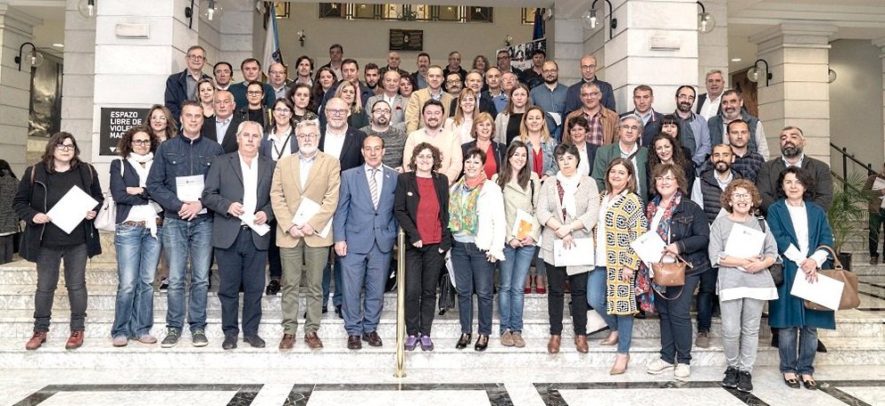 Goretti Sanmartín, xunto coas alcaldesas, alcaldes e representantes locais dos concellos da provincia, asinaron este martes os convenios da Rede Cultural 2018