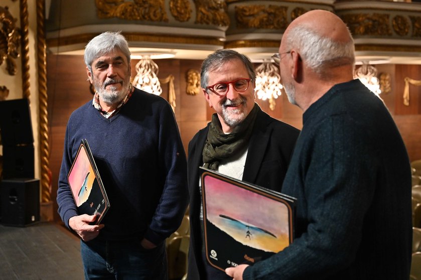 Miro Casabella, Xurxo Couto e Xoán Piñon, na visita hoxe ao Teatro Colón