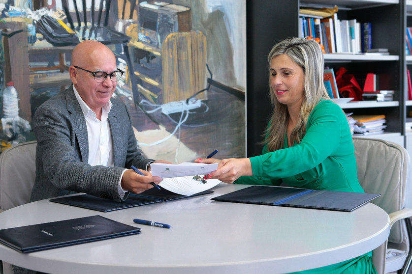 Xosé Regueira e Mónica Rodríguez, durante a firma do convenio