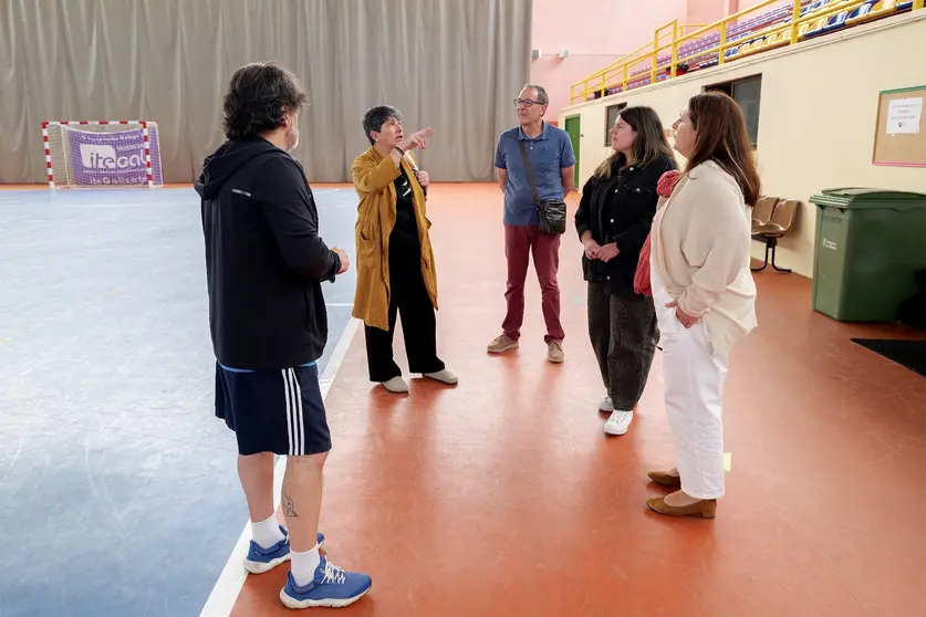 Mosteiro conversa con Gonz&aacute;lez, Garc&iacute;a e un dos t&eacute;cnicos de deporte municipal no pavill&oacute;n de Melide