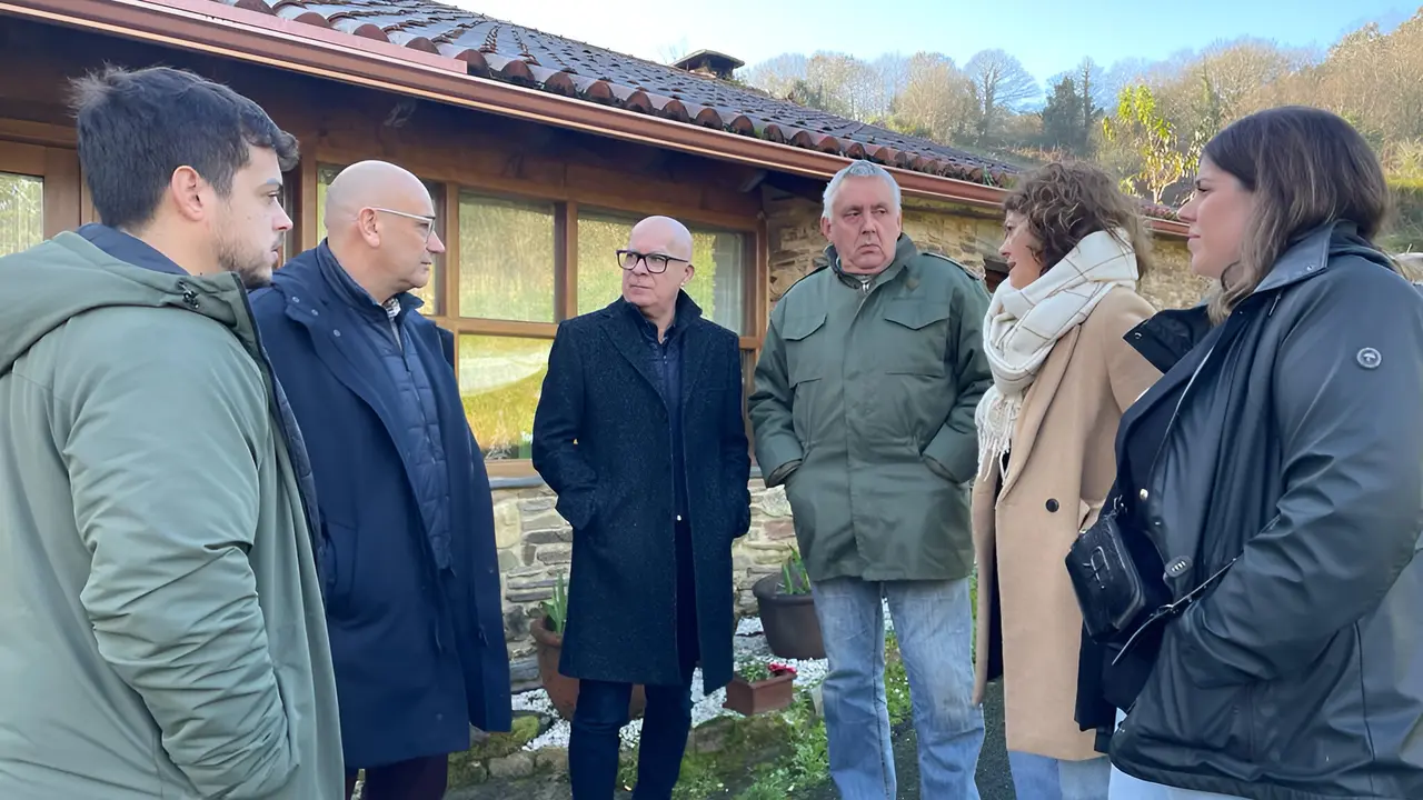 Regueira e Garc&iacute;a, na xuntaza coa Asociaci&oacute;n de Veci&ntilde;os de Porto do Cabo e co alcalde de Valdovi&ntilde;o