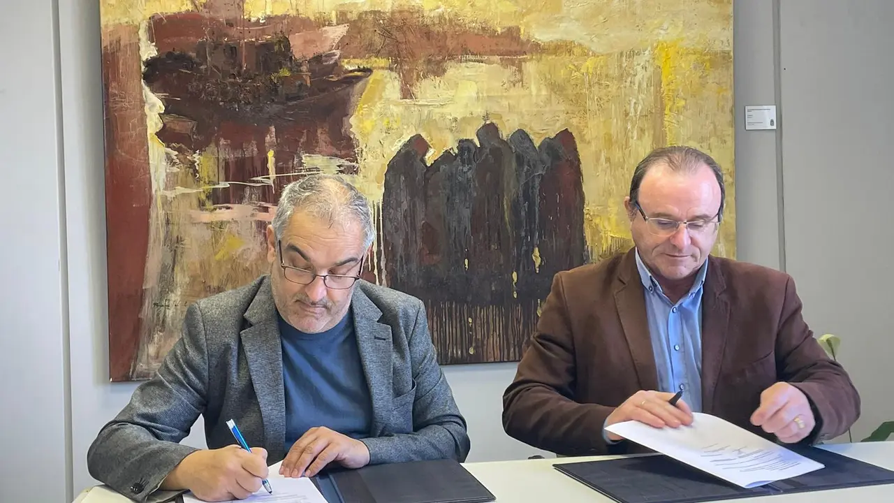 Penas e Parga asinan o convenio na sede provincial