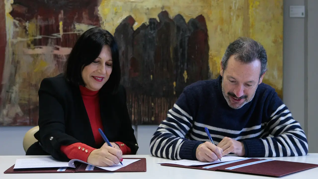 Gonz&aacute;lez e Galilea, na sinatura do convenio