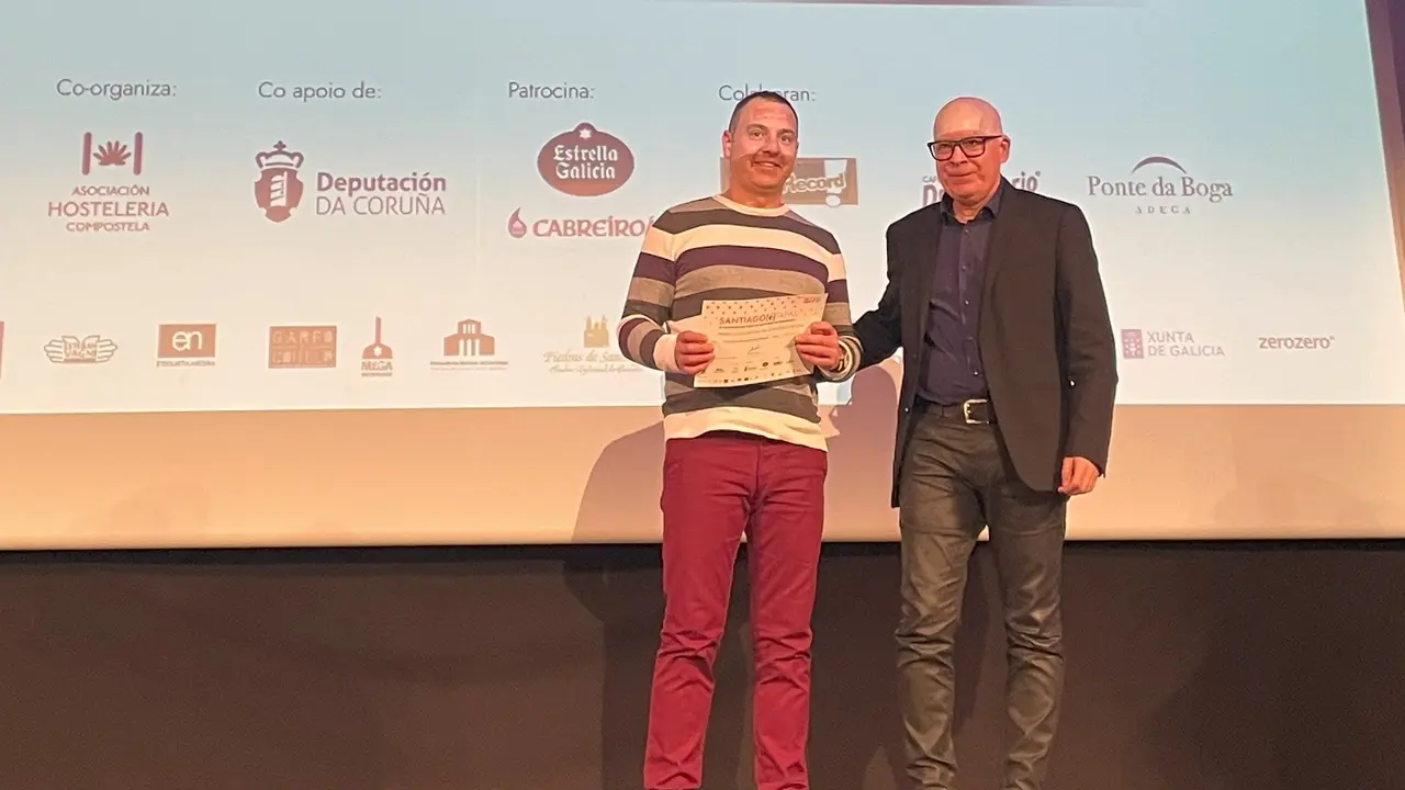 Regueira entrega o premio ao ga&ntilde;ador da mellor tapa creativa