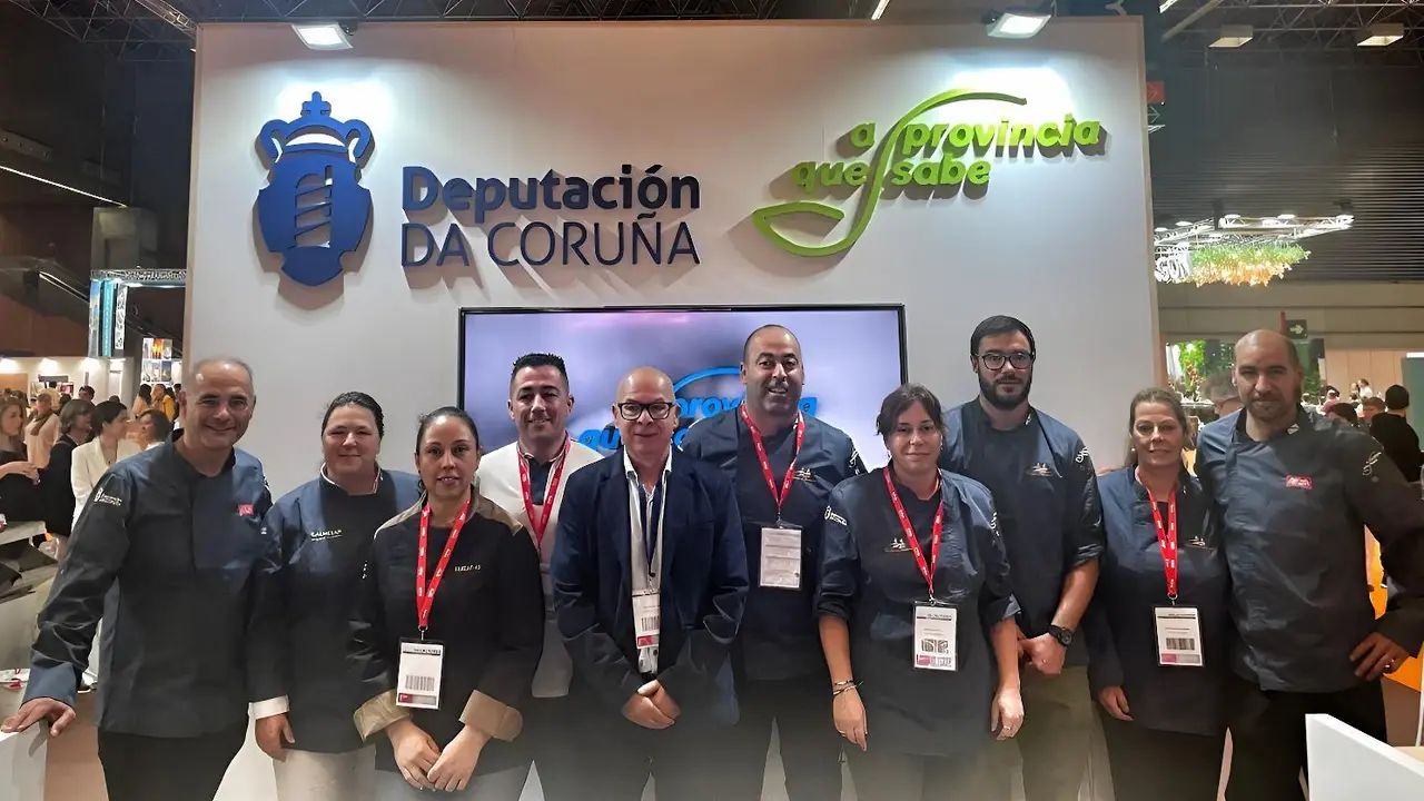 Regueira, con alg&uacute;ns dos coci&ntilde;eiros e produtores coru&ntilde;eses que participaron en Expovacaciones