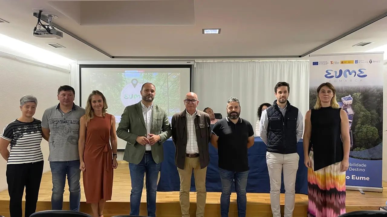 Regueira, cos outros intervenientes na presentaci&oacute;n, hoxe, da plataforma