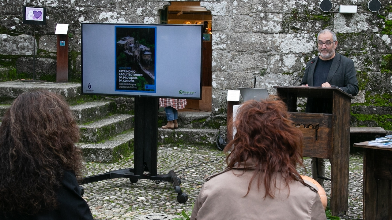 Penas, na presentaci&oacute;n da gu&iacute;a, hoxe no Castelo de Vimianzo