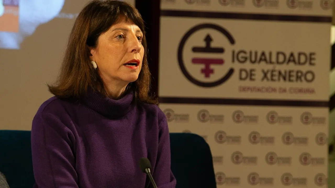 Agra, durante a s&uacute;a intervenci&oacute;n no encontro, hoxe no C&iacute;rculo de artes&aacute;ns coru&ntilde;&eacute;s