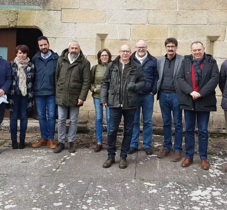 Xos&eacute; Regueira con representantes dos once concellos do Parque do Megalitismo