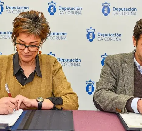 &Aacute;nxela Franco, co conselleiro, na sinatura do convenio que se renova desde 1994