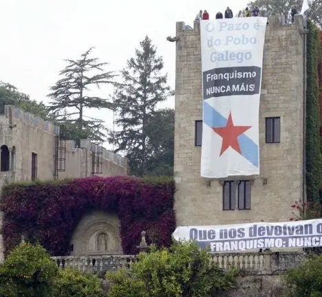 Militantes do BNG e activistas pola Memoria durante a acci&oacute;n de toma simb&oacute;lica do pazo de Meir&aacute;s en agosto de 2017