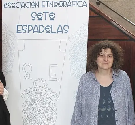 Goretti Sanmart&iacute;n con membros da Asociaci&oacute;n Sete Espadelas