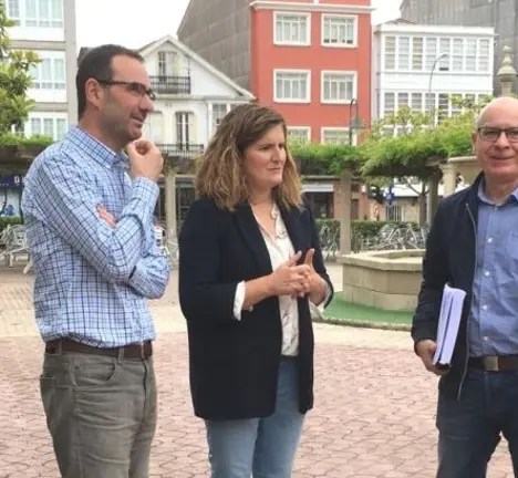 Xos&eacute; Regueira, coa alcaldesa de Nar&oacute;n, Mari&aacute;n Ferreiro, e o concelleiro de Promoci&oacute;n Econ&oacute;mica, Pablo Villamar