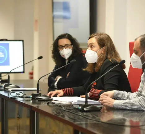 Mar&iacute;a Mu&iacute;&ntilde;o, cos directivos da MNL Celia Armas e Marcos Maceiras (arquivo)