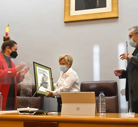 Charlo Varela recibe o cadro de homenaxe de mans de Mu&iacute;&ntilde;o e de Penas