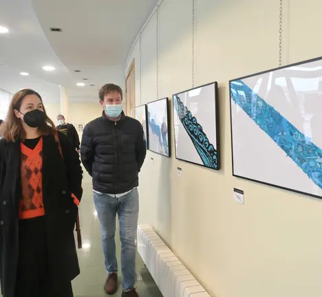 Mar&iacute;a Mari&ntilde;o e Benito Portela, durante a visita &aacute; mostra