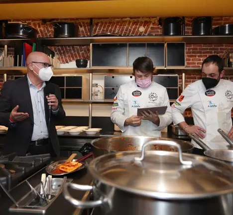 Regueira, durante o showcooking que a Asociaci&oacute;n Coru&ntilde;a Coci&ntilde;a ofreceu hoxe en Fitur
