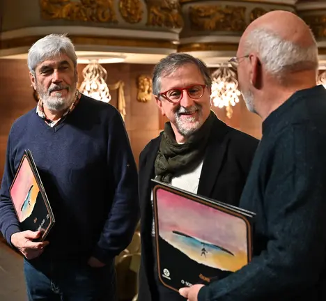 Miro Casabella, Xurxo Couto e Xo&aacute;n Pi&ntilde;on, na visita hoxe ao Teatro Col&oacute;n