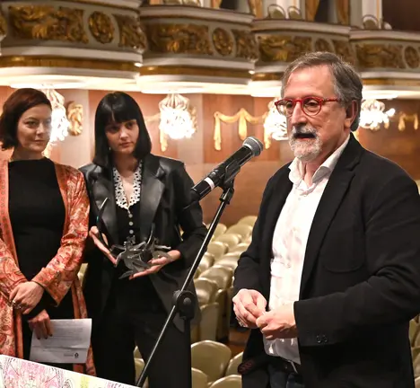 Xurxo Couto, con Carmen M&eacute;ndez e Lidia Veiga, na presentaci&oacute;n da gala no Teatro Col&oacute;n