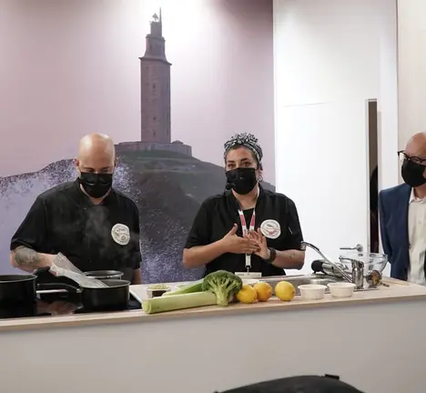 Regueira, nunha demostraci&oacute;n culinaria de Lolo Mosteiro promovida pola Deputaci&oacute;n