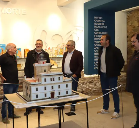 Penas, durante a visita que fixo esta ma&ntilde;&aacute; &aacute; exposici&oacute;n nas Torres do Allo