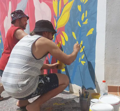 Mou e Sokram, co mural que pintan no marco da feira de Turismo Cultural de M&aacute;laga