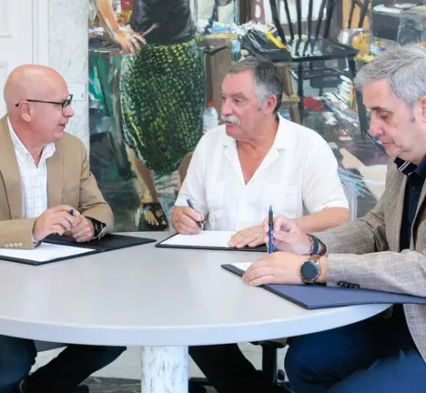 Xos&eacute; Regueira, Blas Garc&iacute;a e &Aacute;ngel Garc&iacute;a, durante a firma do convenio