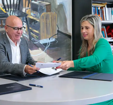 Xos&eacute; Regueira e M&oacute;nica Rodr&iacute;guez, durante a firma do convenio