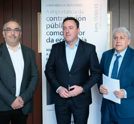 Penas, con Formoso e Rodr&iacute;guez, antes da inauguraci&oacute;n da xornada