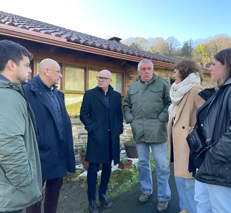 Regueira e Garc&iacute;a, na xuntaza coa Asociaci&oacute;n de Veci&ntilde;os de Porto do Cabo e co alcalde de Valdovi&ntilde;o