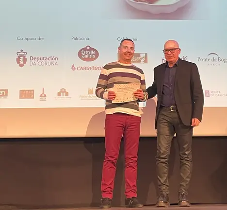 Regueira entrega o premio ao ga&ntilde;ador da mellor tapa creativa