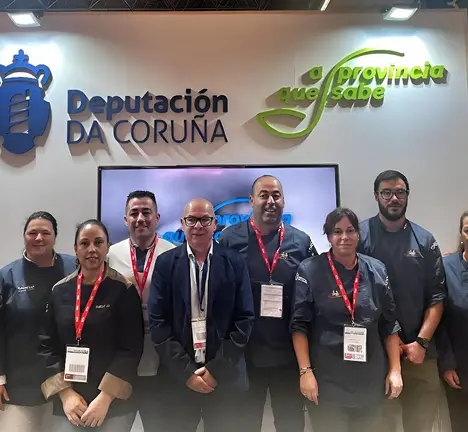Regueira, con alg&uacute;ns dos coci&ntilde;eiros e produtores coru&ntilde;eses que participaron en Expovacaciones