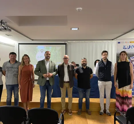 Regueira, cos outros intervenientes na presentaci&oacute;n, hoxe, da plataforma