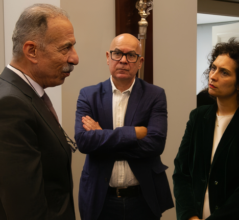 Regueira e Veira conversan con Husni Abdel Wahed, hoxe na sede da Deputaci&oacute;n