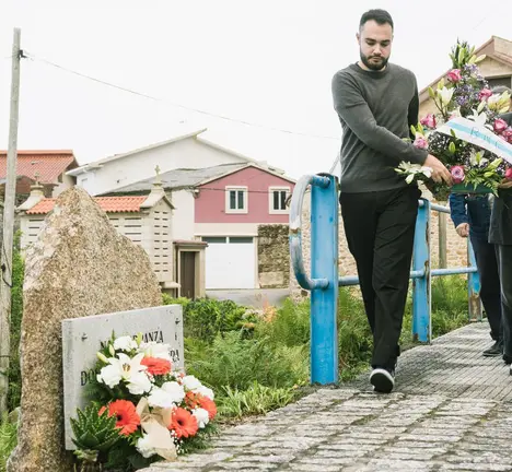 Su&aacute;rez e Agra levan un coroa de flores &aacute; placa que lembra as M&aacute;rtires