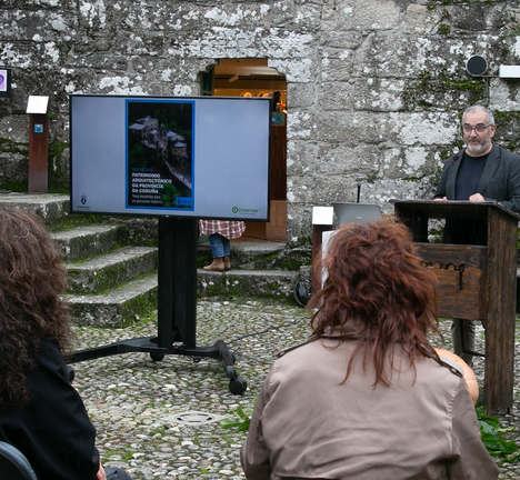 Penas, na presentaci&oacute;n da gu&iacute;a, hoxe no Castelo de Vimianzo