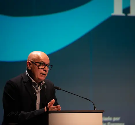 Regueira, durante a s&uacute;a intervenci&oacute;n na gala, onte no Auditorio de Ribeira