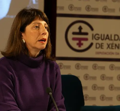 Agra, durante a s&uacute;a intervenci&oacute;n no encontro, hoxe no C&iacute;rculo de artes&aacute;ns coru&ntilde;&eacute;s