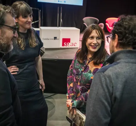 Gonz&aacute;lez conversa coa comisaria e dous dos relatores da xornada, hoxe na sede compostel&aacute; da SGAE