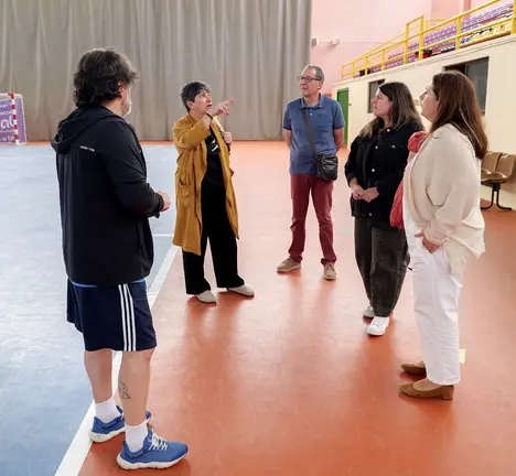 Mosteiro conversa con Gonz&aacute;lez, Garc&iacute;a e un dos t&eacute;cnicos de deporte municipal no pavill&oacute;n de Melide