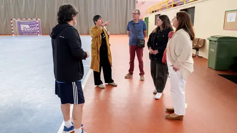 Mosteiro conversa con Gonz&aacute;lez, Garc&iacute;a e un dos t&eacute;cnicos de deporte municipal no pavill&oacute;n de Melide